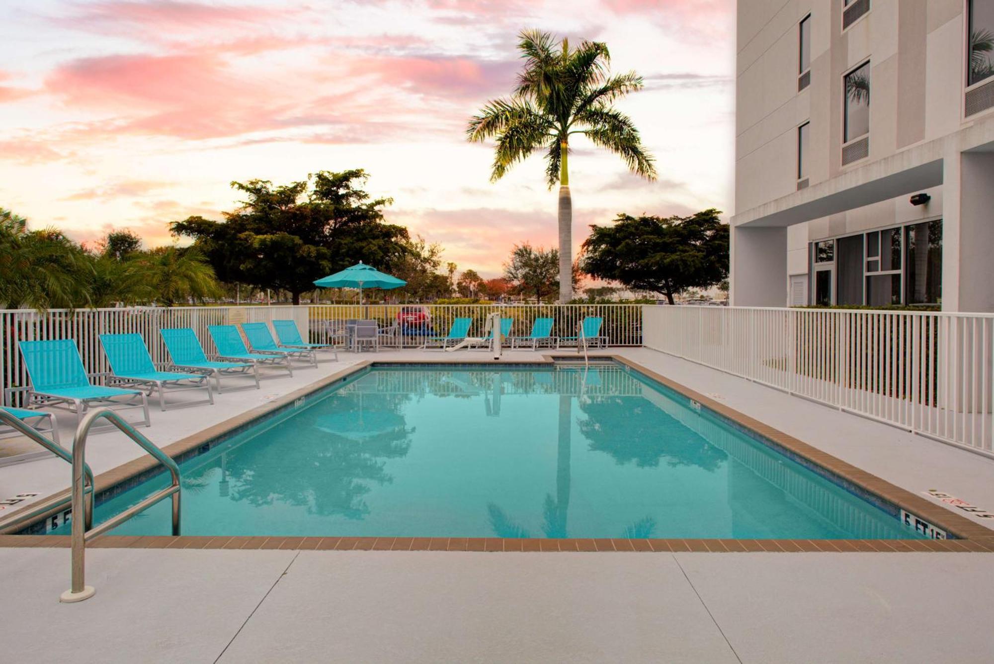 Hampton Inn & Suites Sarasota / Bradenton - Airport Exterior photo